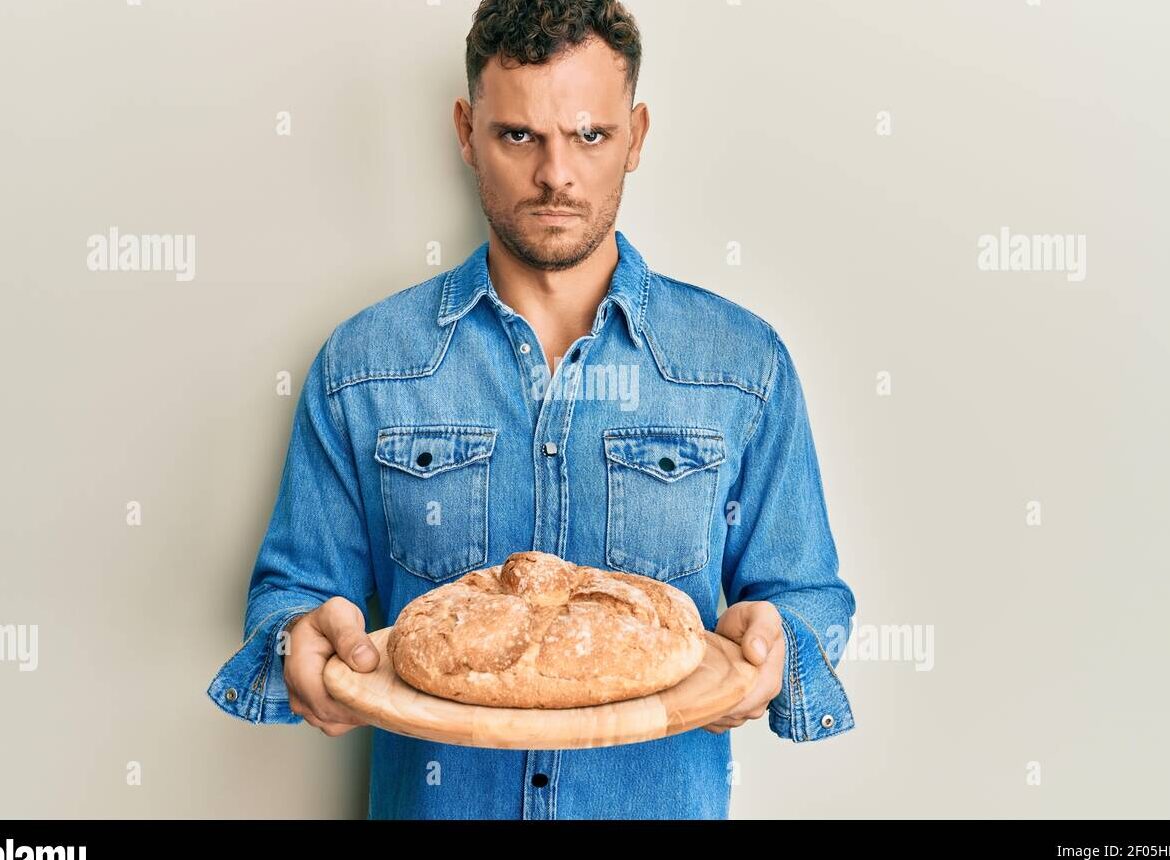 persona sosteniendo una rebanada de pan