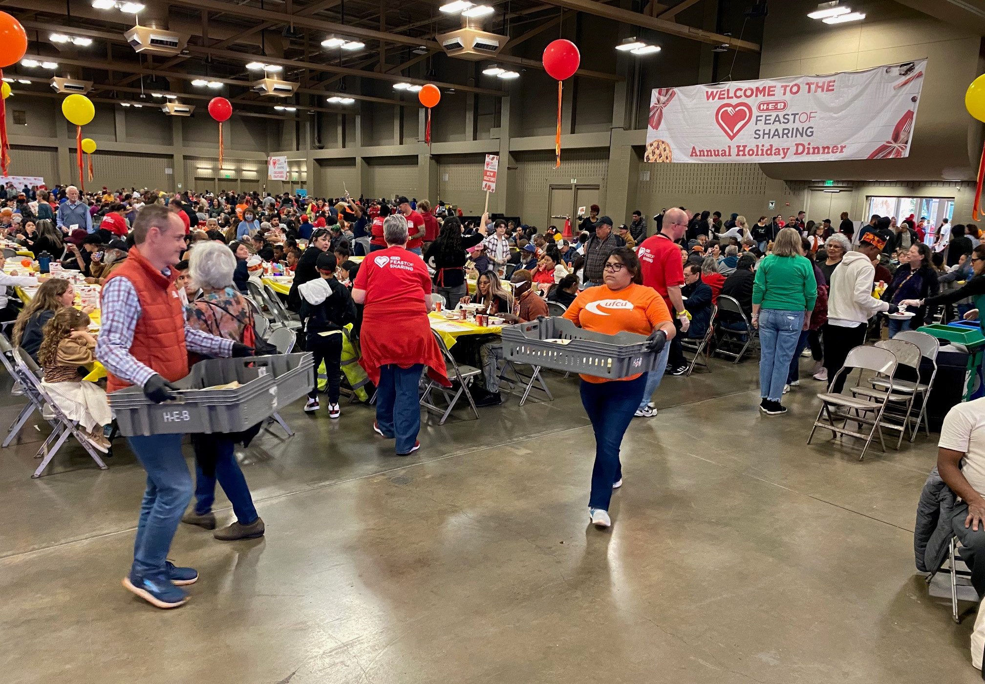 personas compartiendo comida en evento solidario