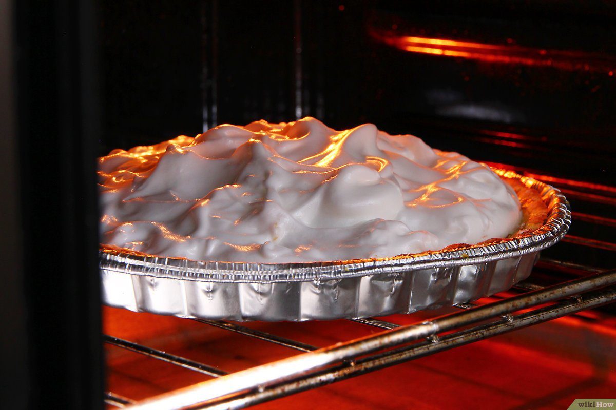 pie de limon fresco en refrigerador