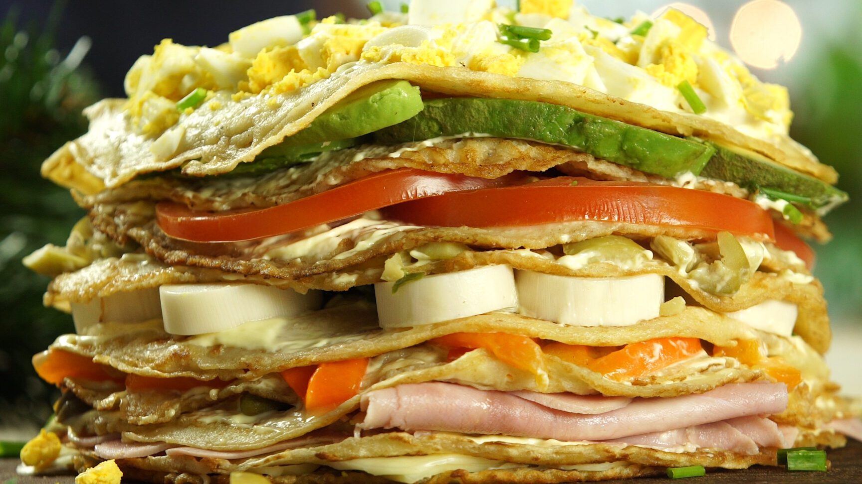 pila de panqueques con relleno de fiambre argentino