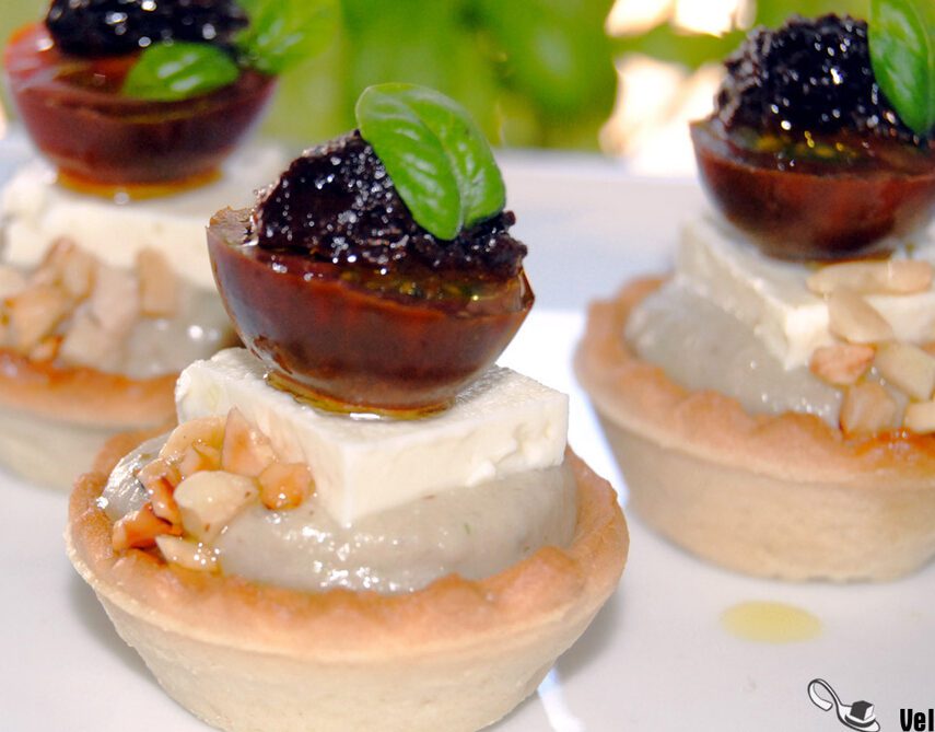 plato con tapenade y diferentes ingredientes para acompanar