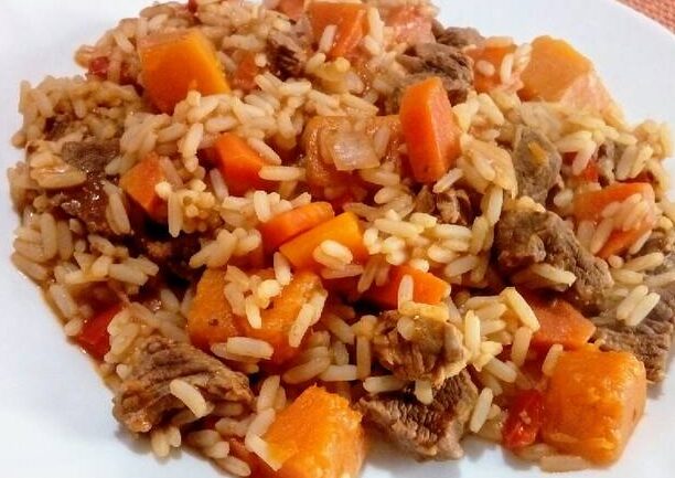 plato de arroz con verduras y carne argentina
