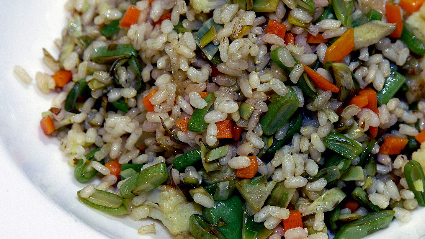 plato de arroz integral con verduras salteadas