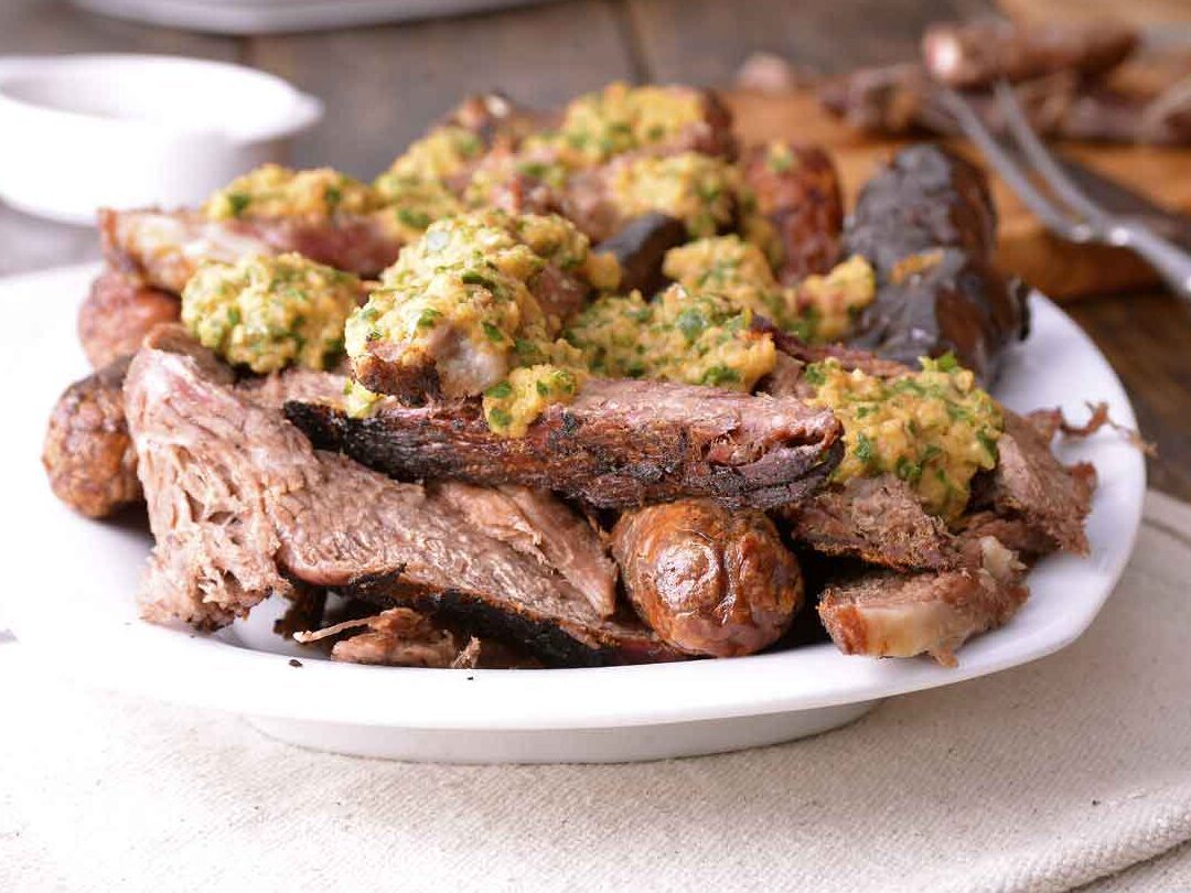 plato de asado argentino con chimichurri casero 2