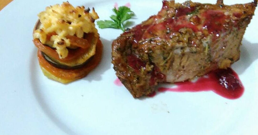 plato de carre de cerdo con salsa de hierbas