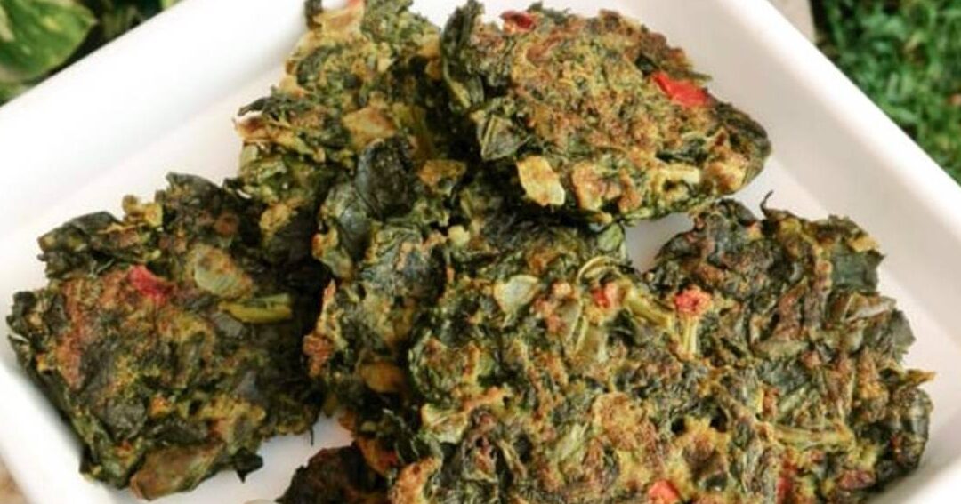 plato de comida con hojas de brocoli