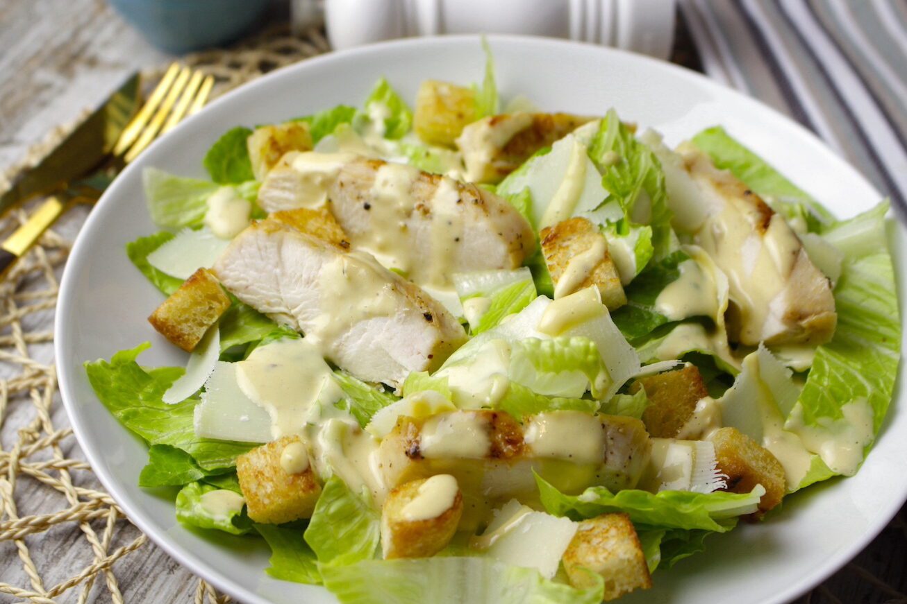 Salsa Cesar casera sin anchoas: ¡sorprende con esta delicia única! 1 plato de ensalada cesar casera sin anchoas