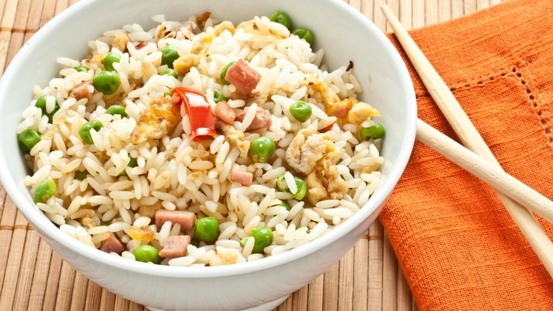 plato de ensalada de ave con arroz