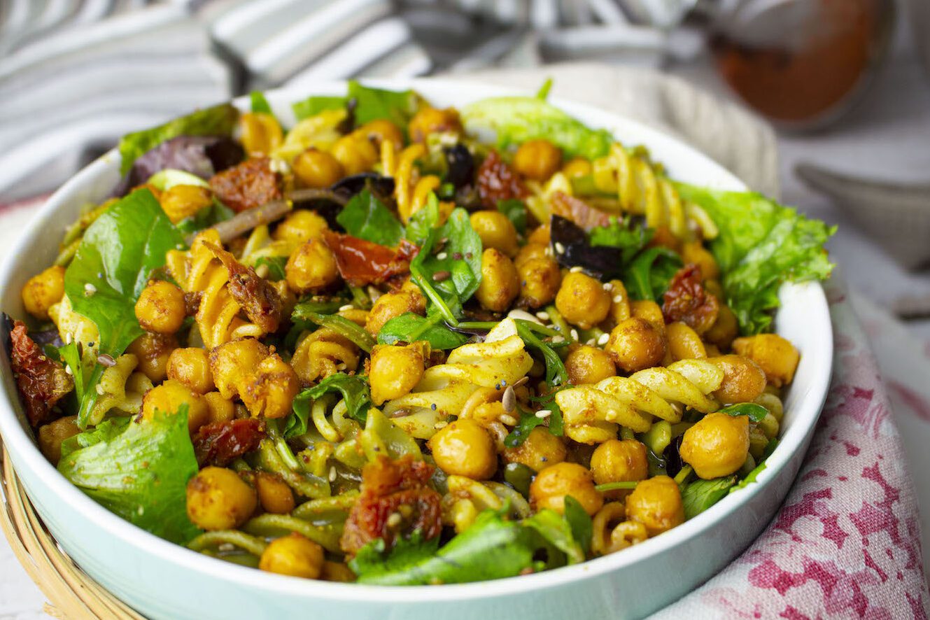 plato de garbanzos secos con especias y verduras