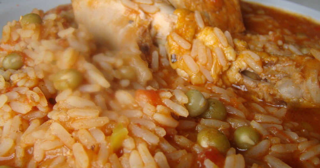 plato de guiso de arroz con pollo