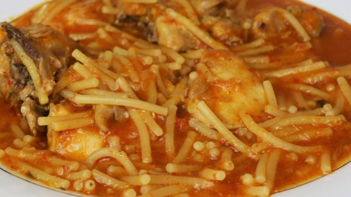 plato de guiso de fideos y pollo casero