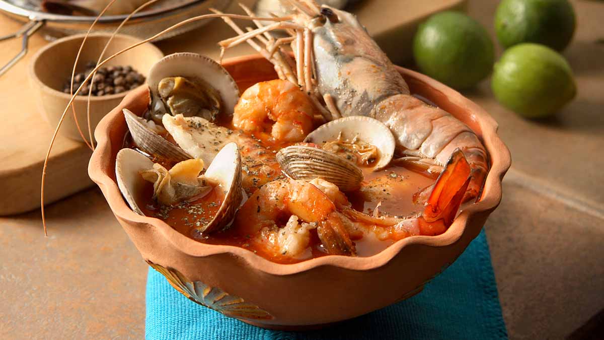 Quién es Paulina y qué recetas ofrece en su cocina de mar y tierra 1 plato de mariscos y carne