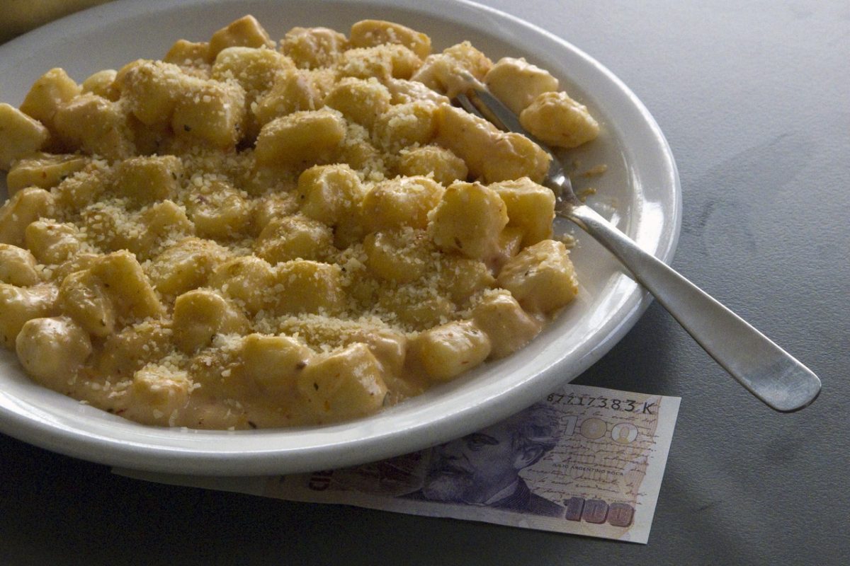 plato de noquis con monedas de plata