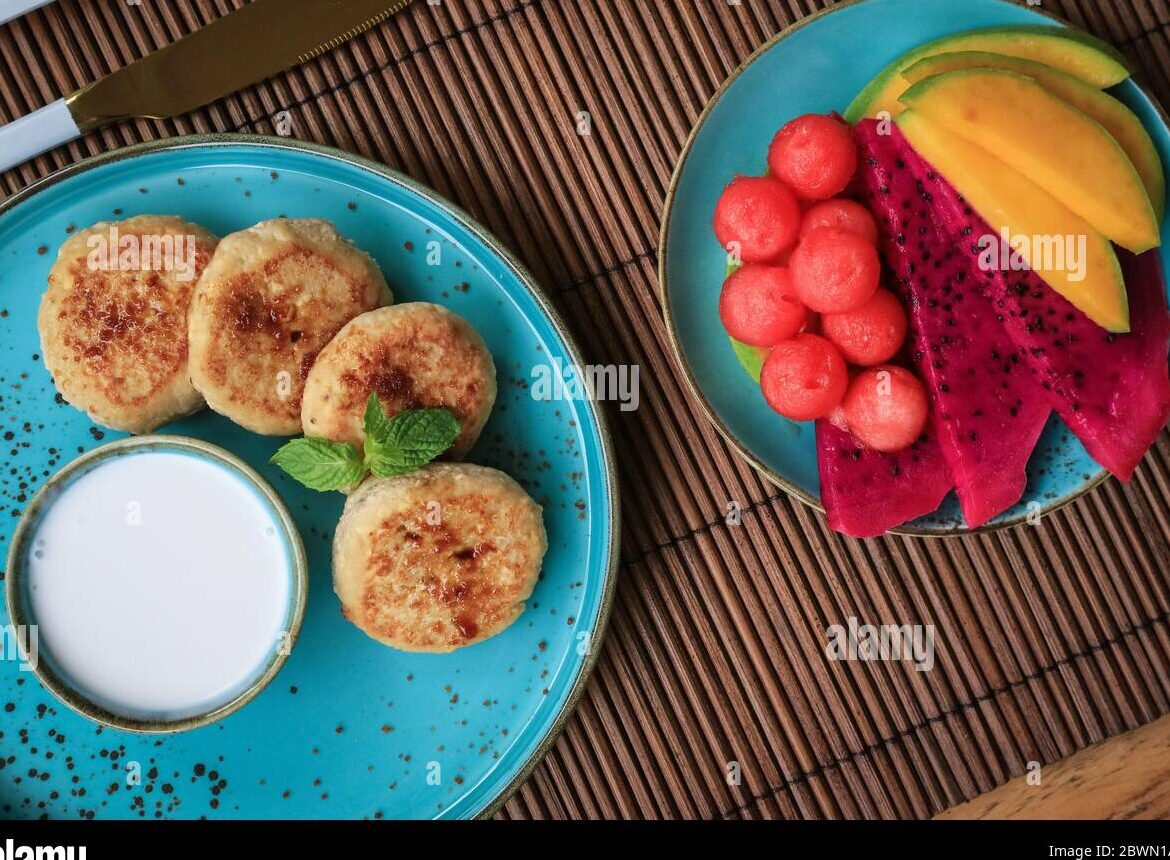 plato de panqueques de coco y frutas tropicales