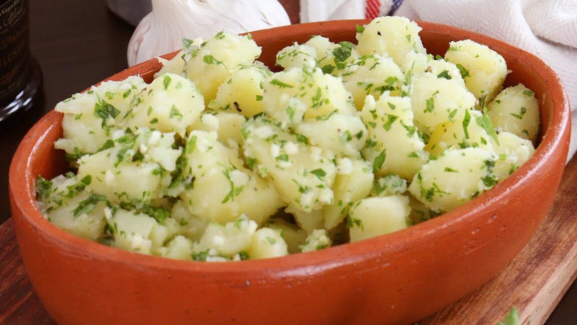 plato de papas con ajo y perejil deliciosas