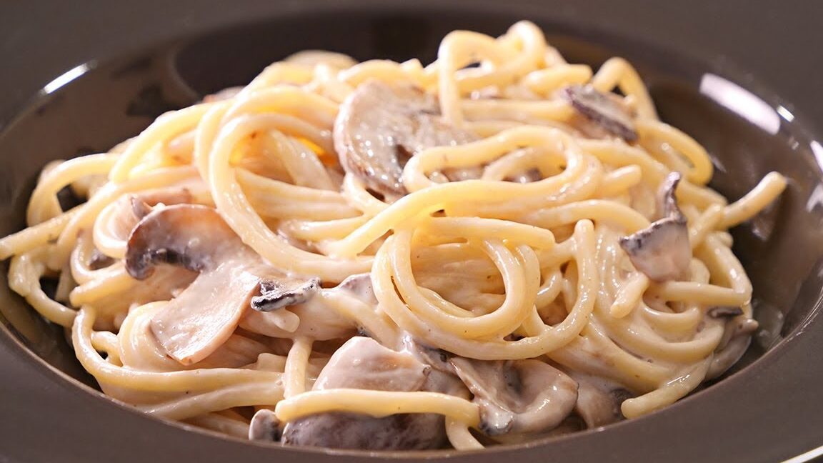 plato de pasta con champinones y crema de leche