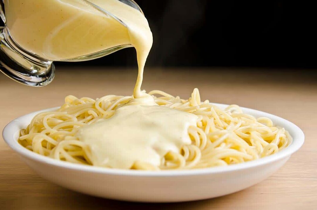 plato de pasta con salsa blanca casera 1
