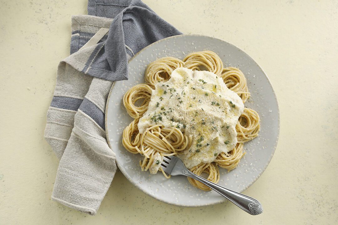 plato de pasta con salsa blanca vegana