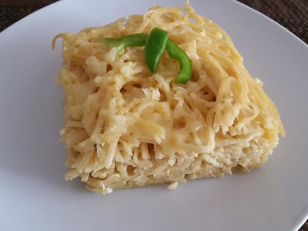 plato de pastel de fideos con pollo