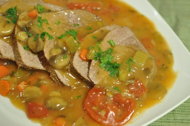 Peceto a la cacerola: saborea la tradición argentina en cada bocado 1 plato de peceto a la cacerola con salsa