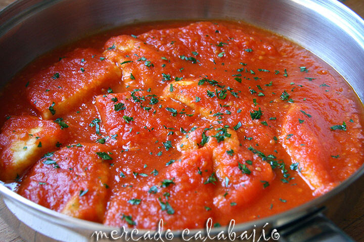 plato de pescado en salsa de tomate apetitoso