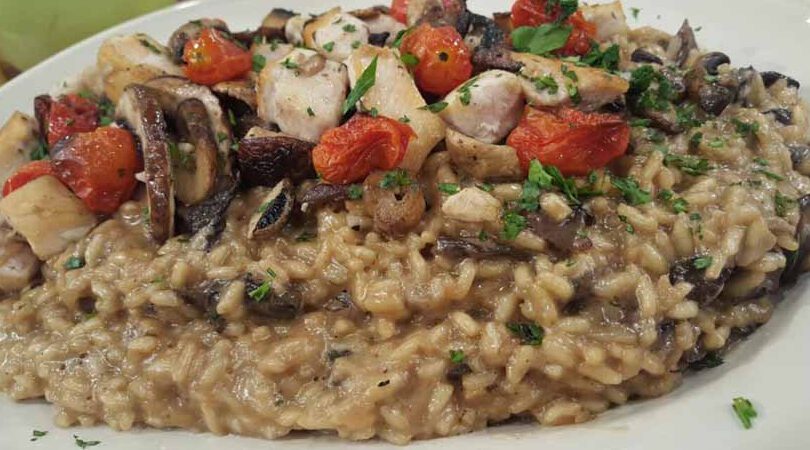 plato de risotto de pollo y hongos argentino