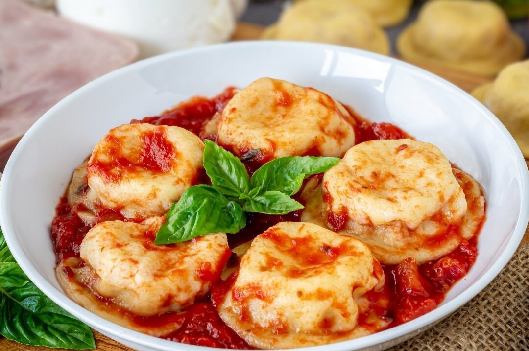 plato de sorrentinos argentinos caseros con salsa