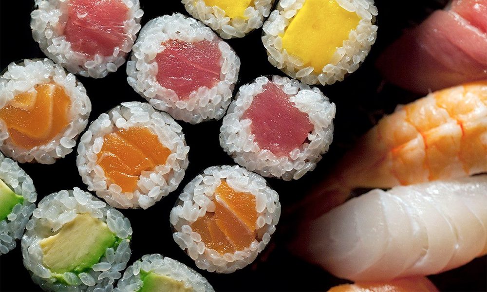 plato de sushi variado en restaurante japones