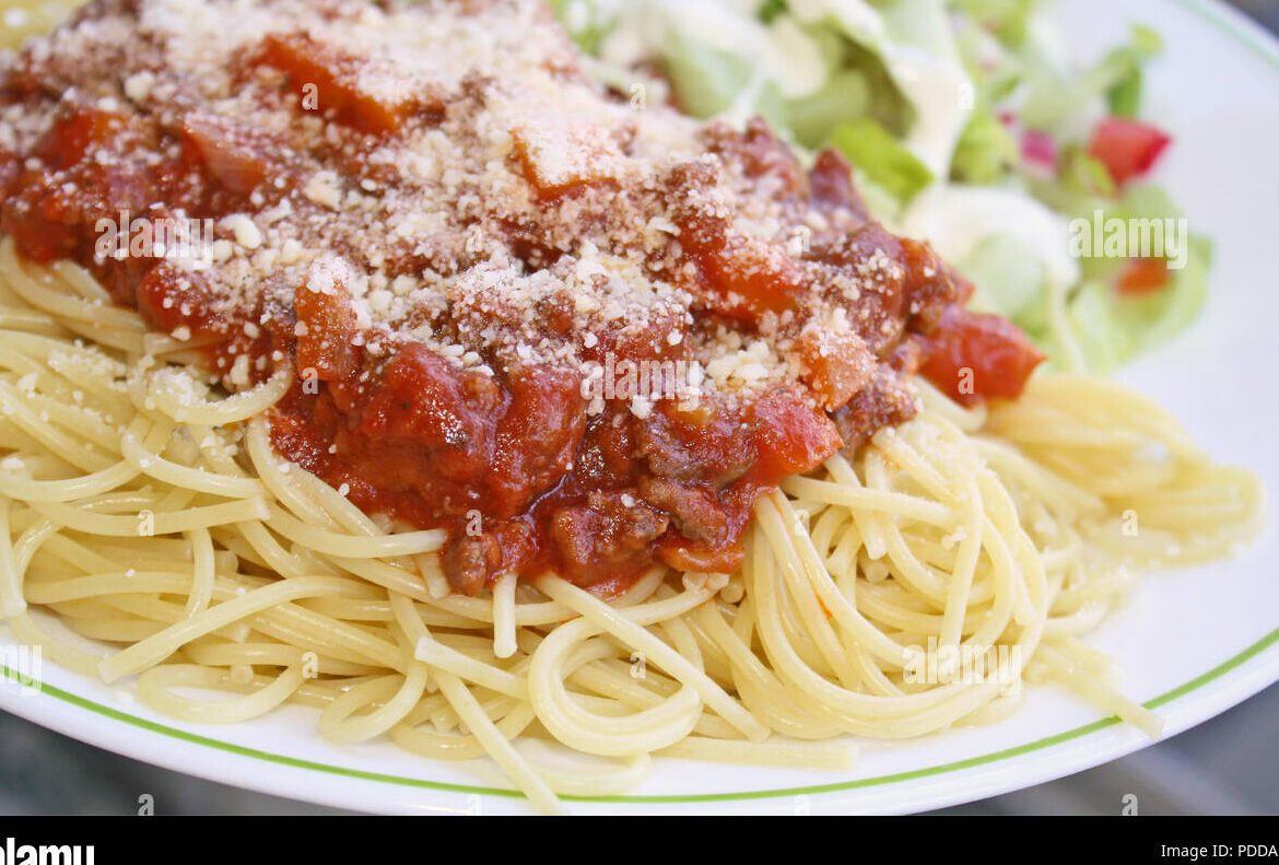 plato de tallarines caseros recien cocidos y sazonados