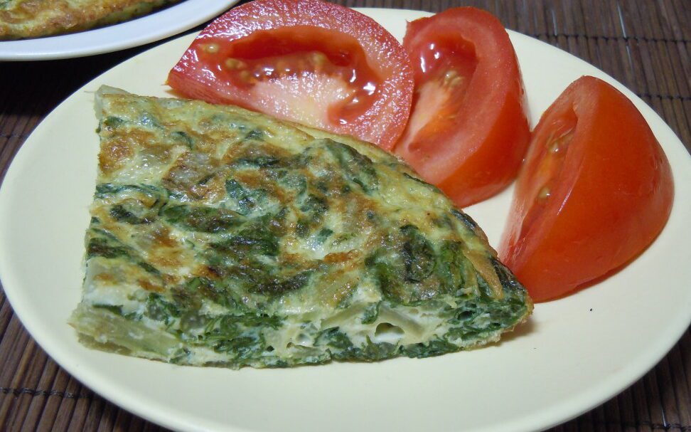 plato de tortilla de acelga con ensalada fresca