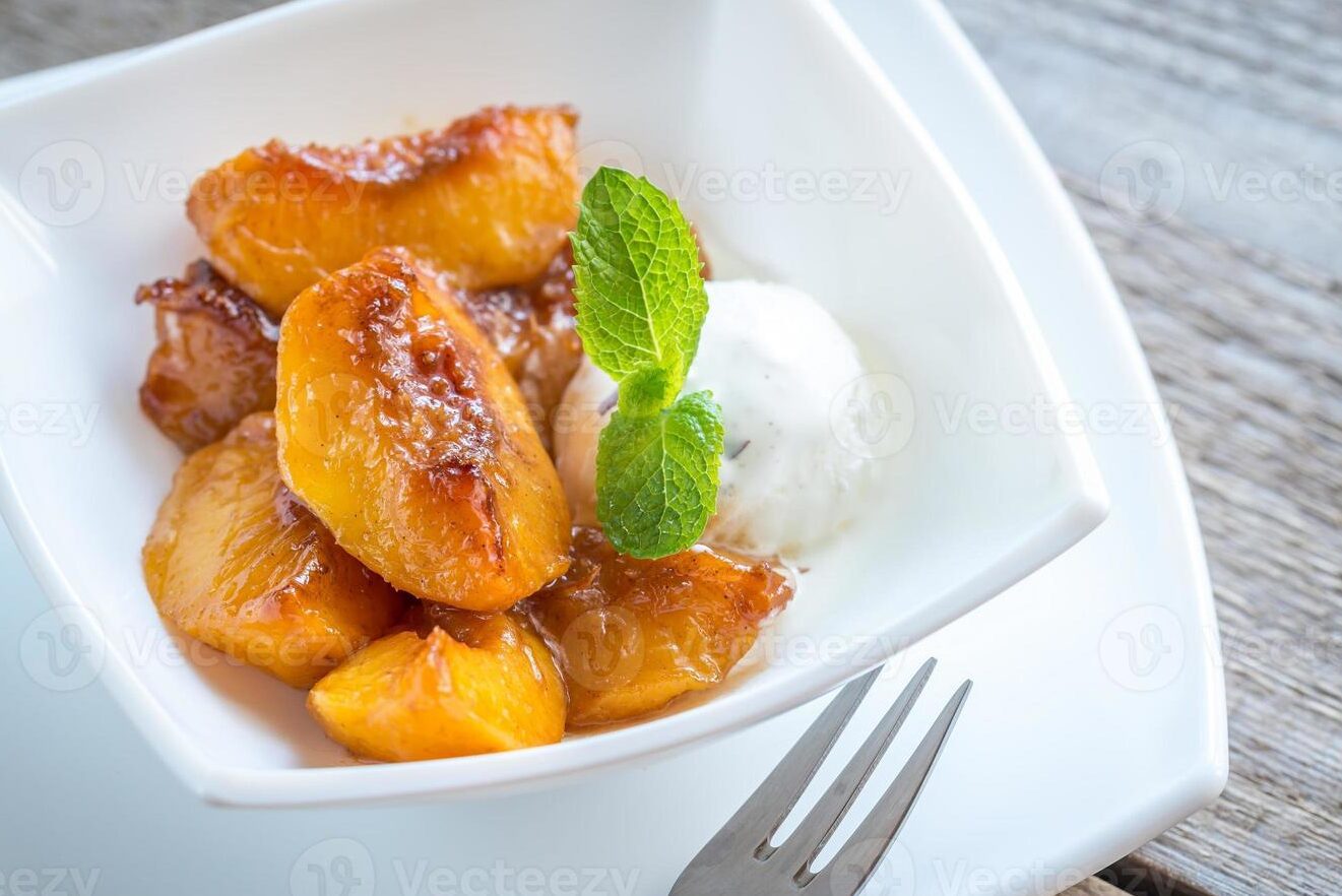 plato de vainillas con duraznos caramelizados