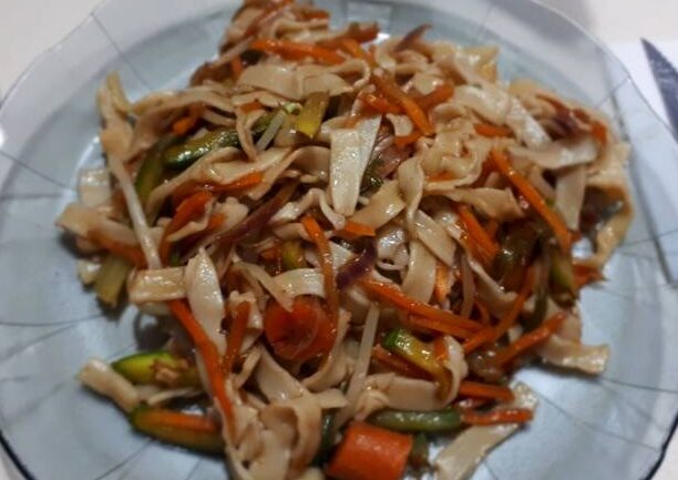 Delicioso wok de fideos y verduras: descubre cómo hacerlo en casa