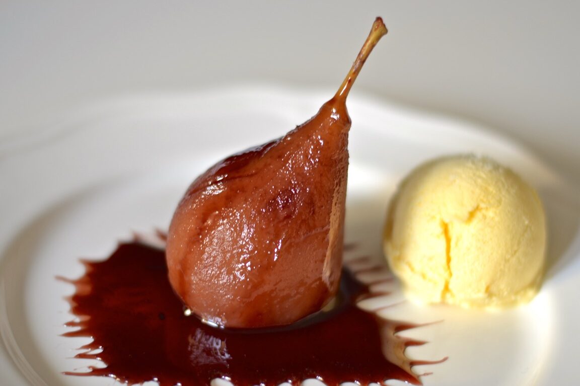 postre de peras al vino tinto con helado
