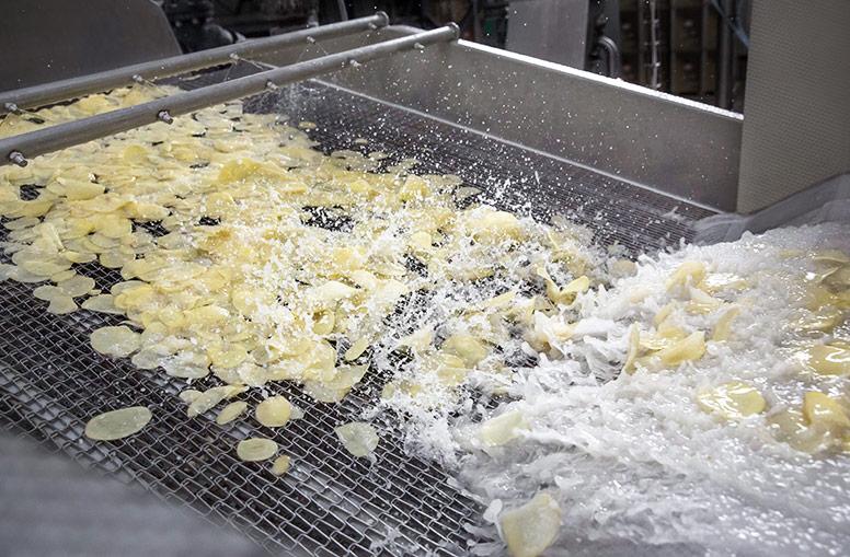 proceso de corte y fritura de papas