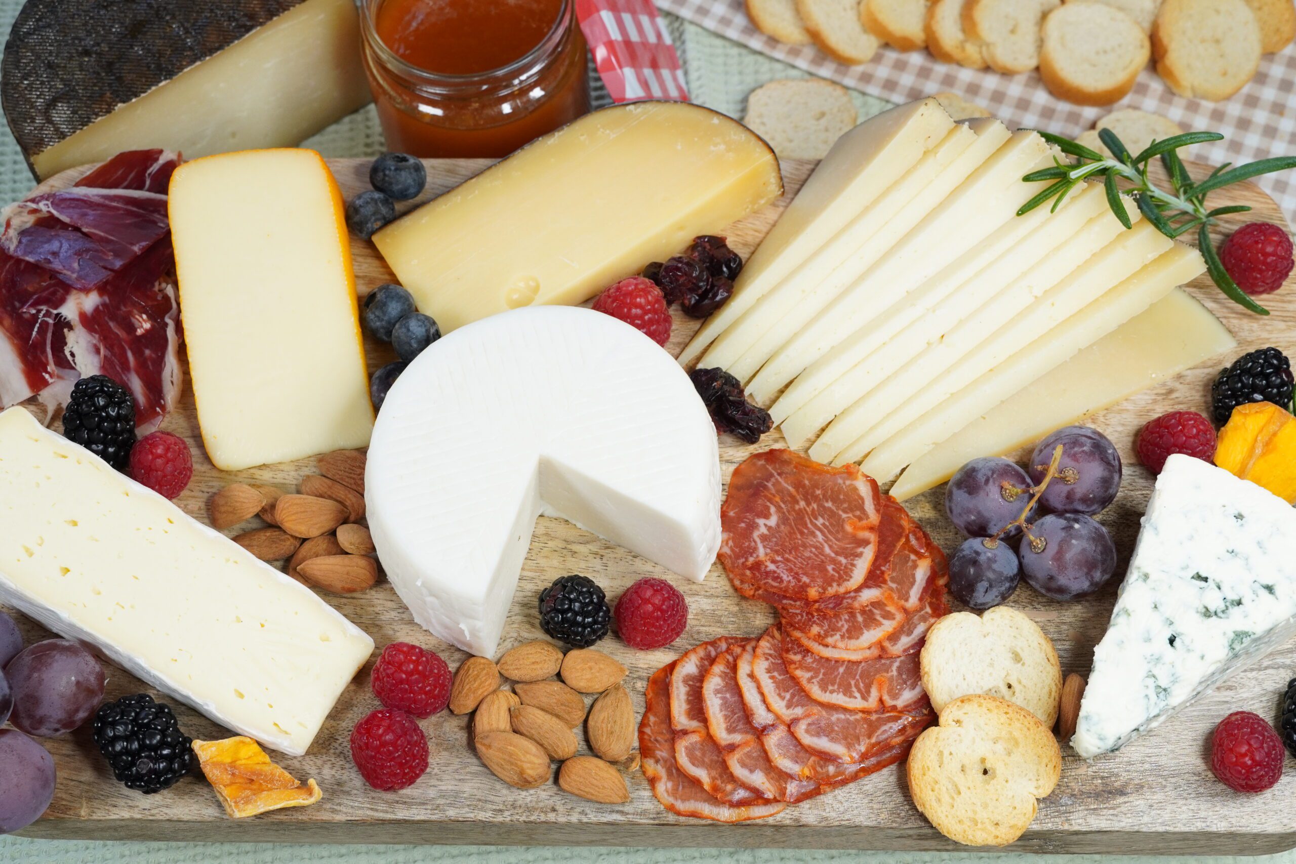queso cremoso en tabla de quesos variados