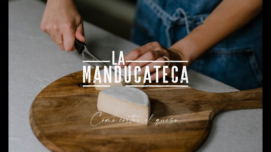 queso sardo perfectamente estacionado en una tabla de cortar