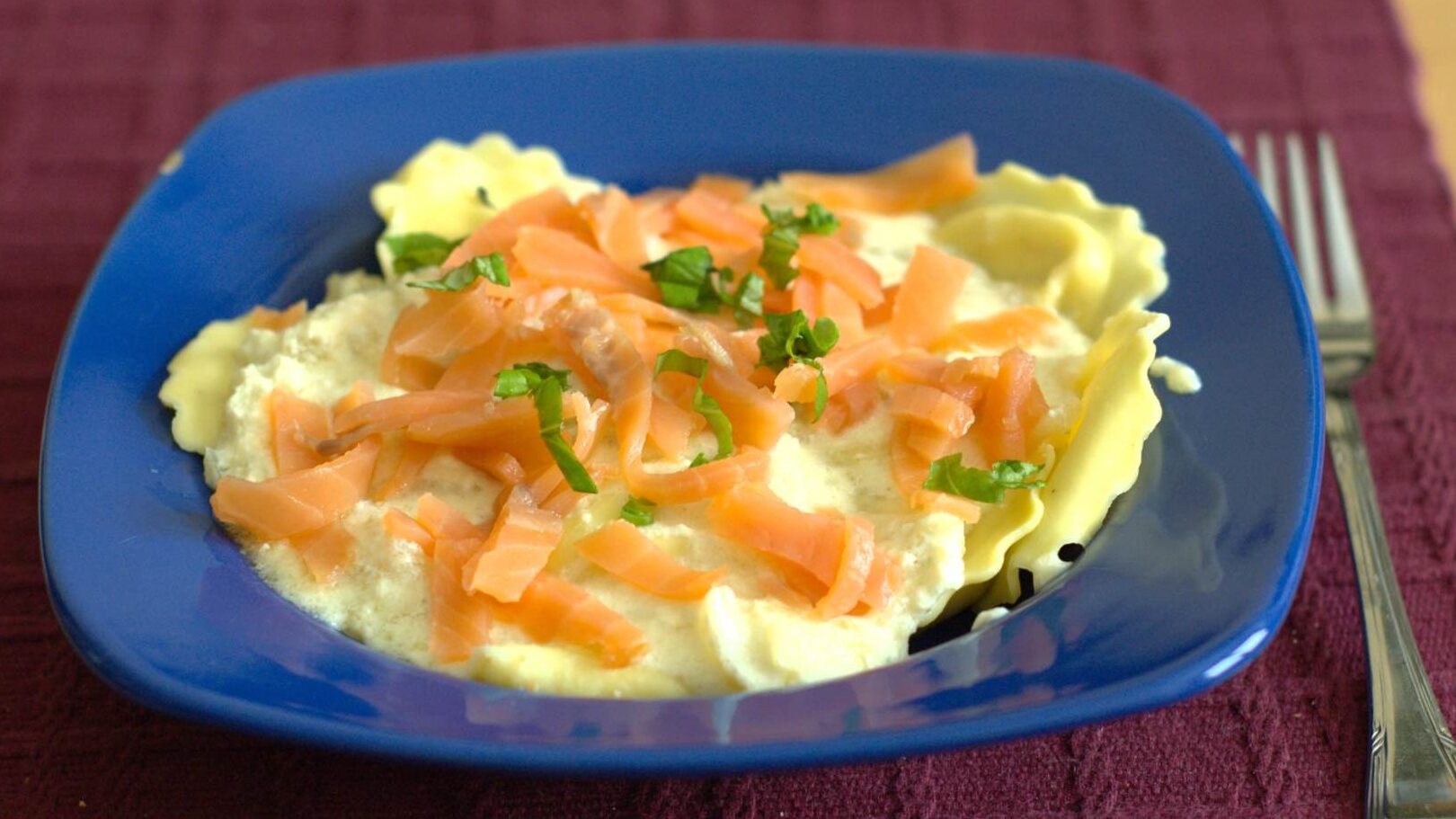 ravioles de salmon con variedad de salsas