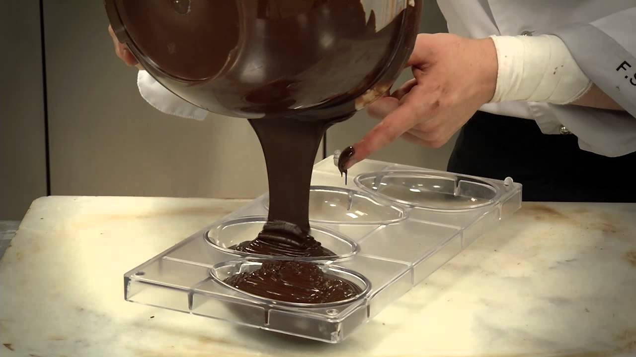rellenando moldes de silicona con chocolate
