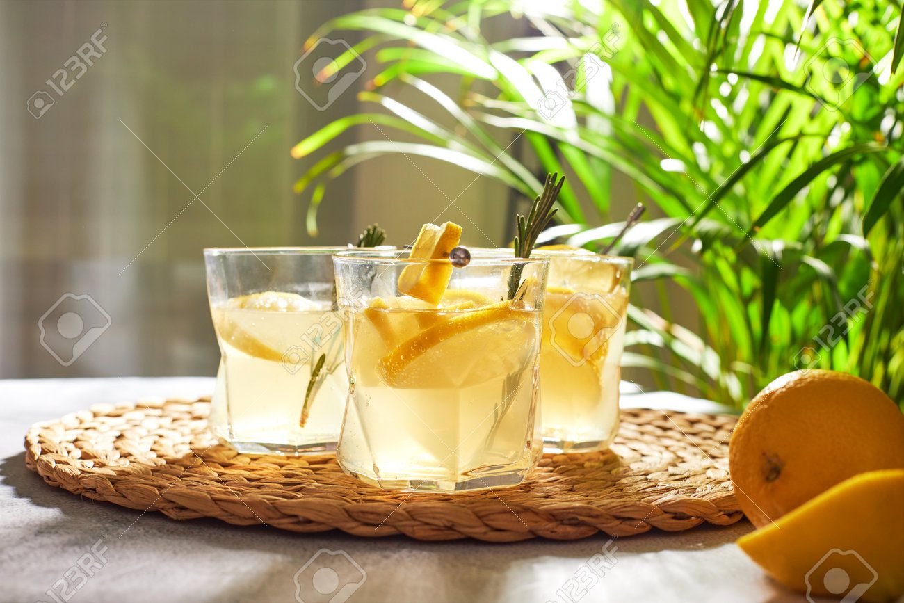 rodaja de limon y ramita de romero