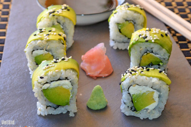 rollos de sushi vegetarianos con variedad de rellenos
