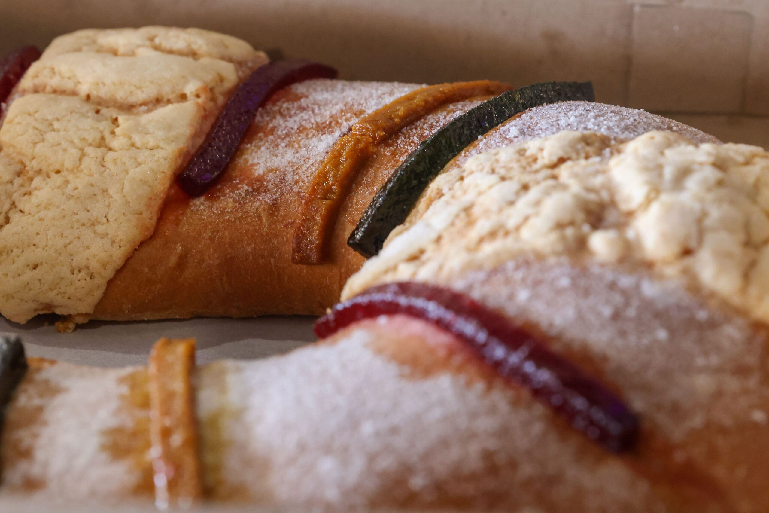 rosca de reyes tradicional recien horneada 1 scaled