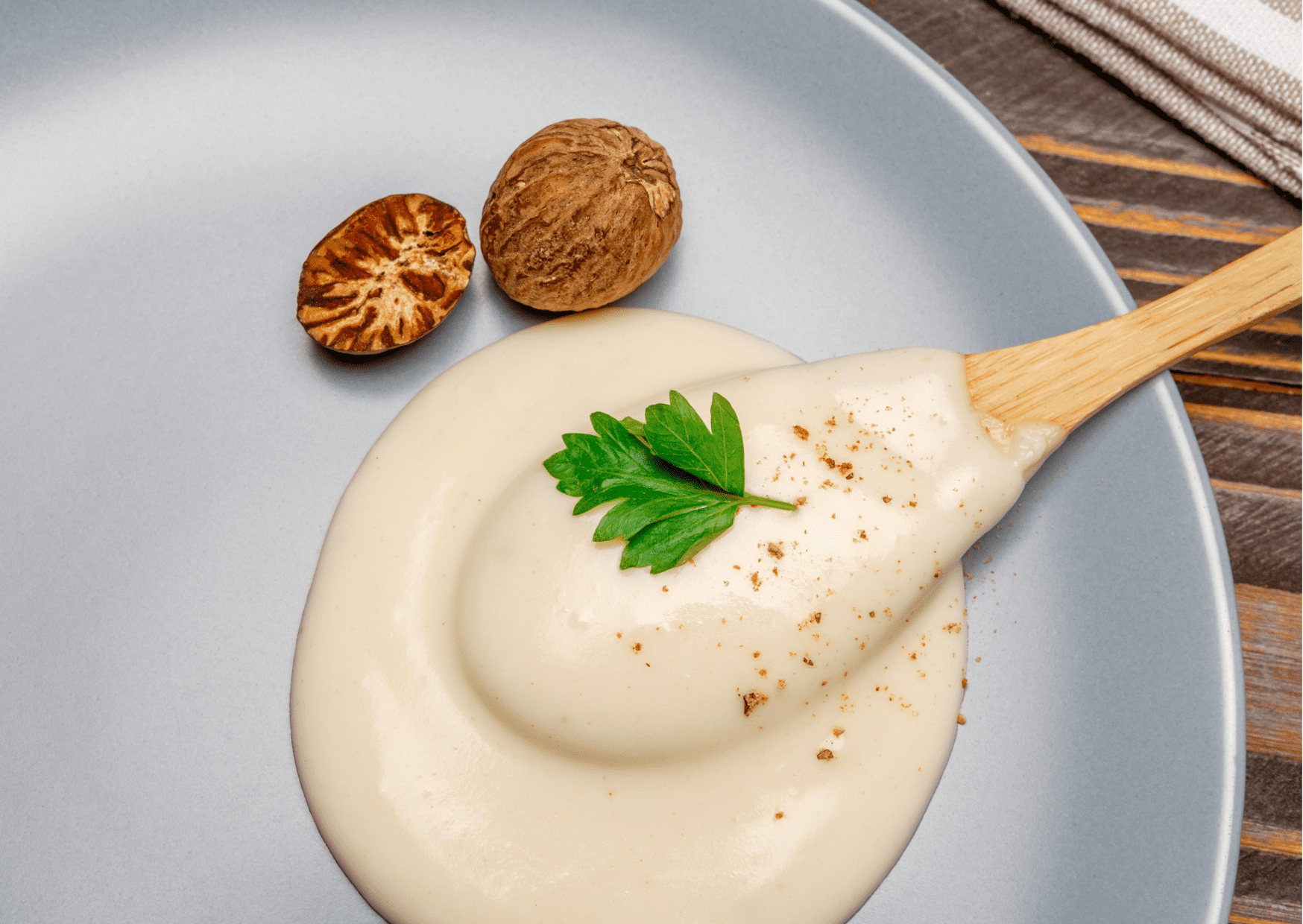 Cómo hacer salsa blanca casera para pastas 1 salsa blanca cremosa con especias y hierbas 1