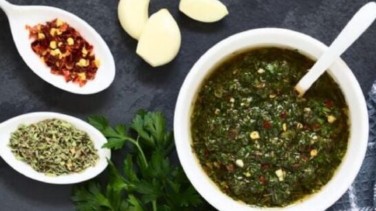 Salsa de chimichurri: la combinación perfecta para tus platos argentinos
