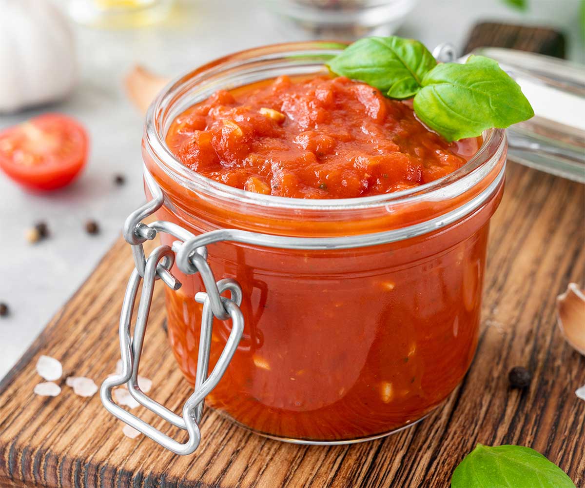 salsa de tomate casera con ingredientes frescos