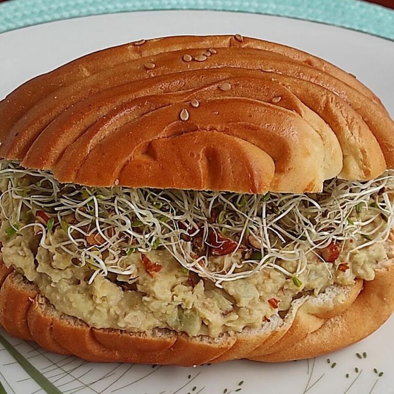 Sándwich vegetariano de garbanzos con untable de cajú: una deliciosa opción para una comida rápida y saludable.