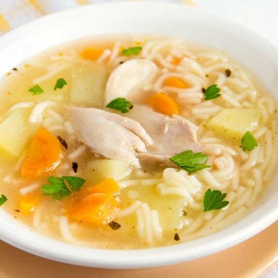 Sopa de pollo con fideos: una deliciosa y reconfortante receta casera.