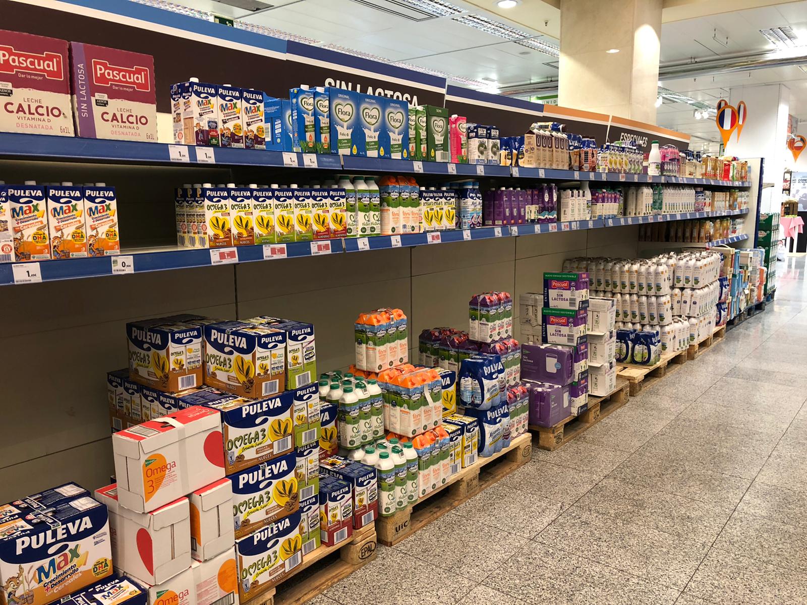 supermercado con estanterias repletas de leche
