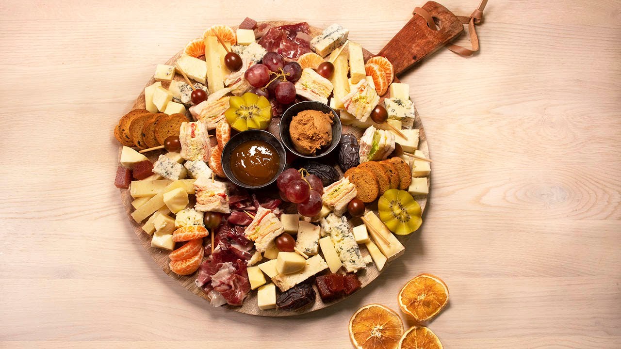 tabla de aperitivos variados y coloridos