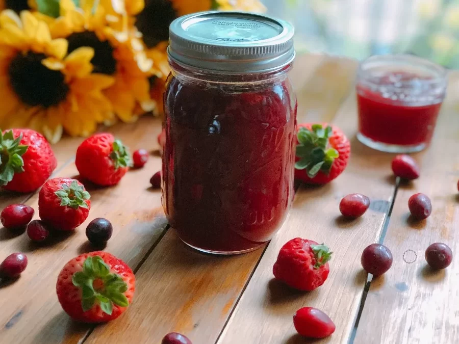 tarros de mermelada casera de arandanos y frutillas
