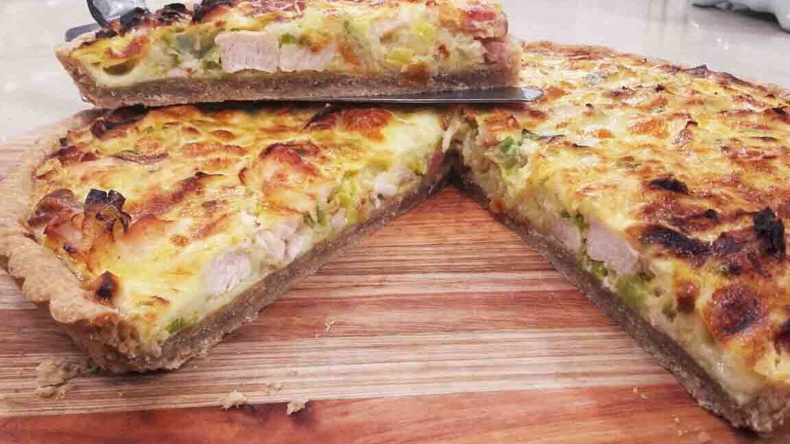 tarta de pollo y puerro casera y deliciosa